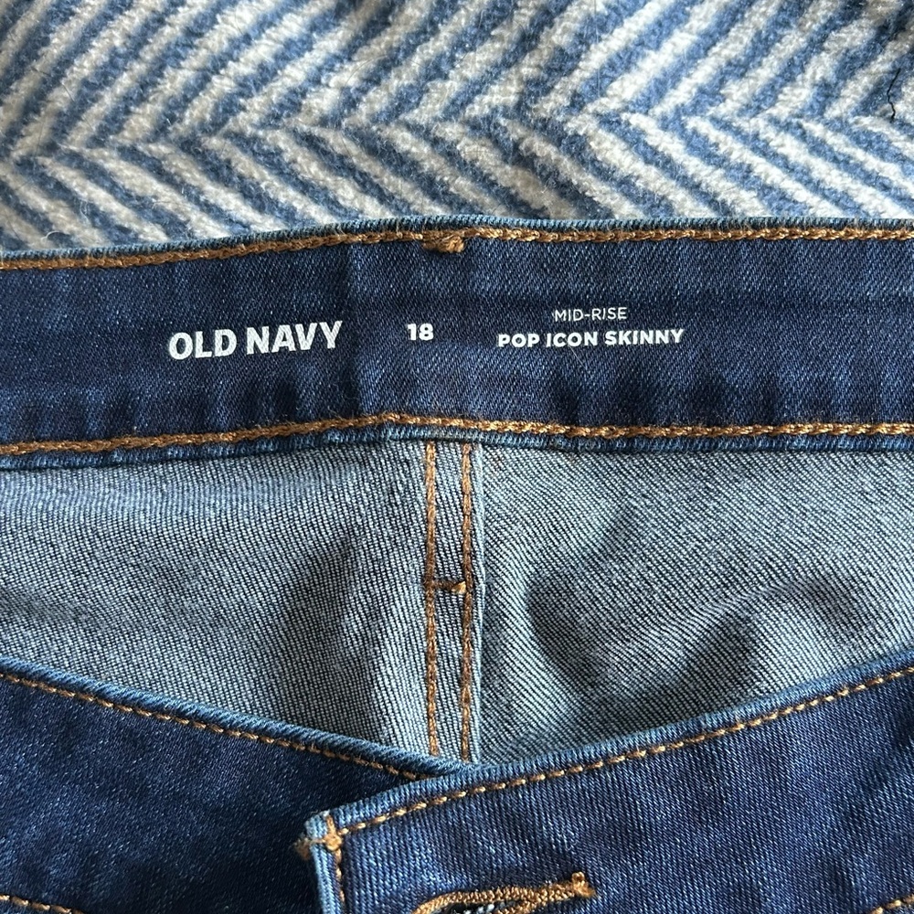 Old Navy Mid-Rise Pop Icon Skinny Jeans. Size 18. Never Worn! - Picture 3 of 5